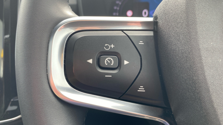 Volvo XC40 2.0 B4P Ultimate Dark 5dr Auto Petrol Estate